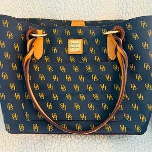 Dooney & Bourke Tote/Purse. Navy Color.